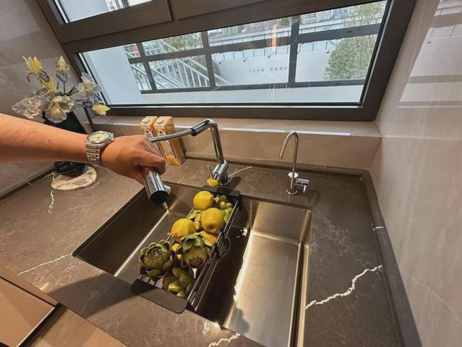 星空体育网站：上海普陀越秀·苏河·和樾府售楼处网页丨2024最新房价详情(图15)