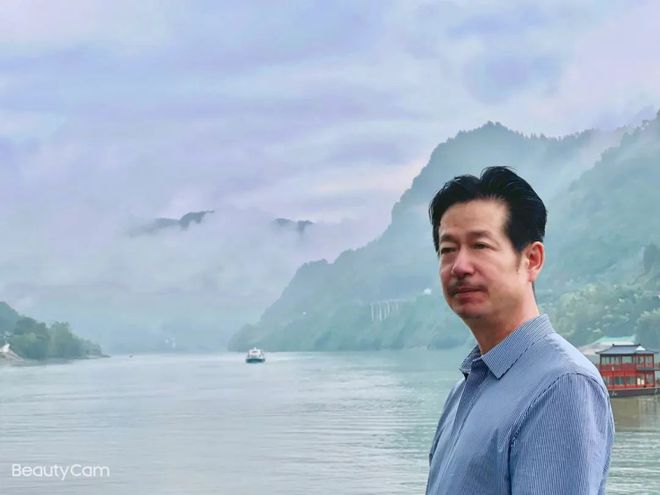 星空体育平台：【陕西】程莫深｜调整炮位（小小说）(图1)