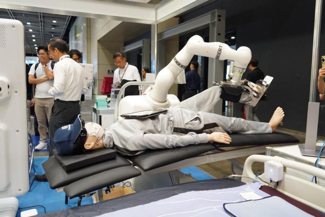 星空体育网址：新华网财经观察丨当养老机器人来敲门(图1)