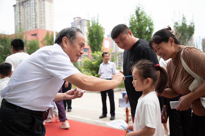 星空体育网址：我市各中小学迎来开学第一天(图2)