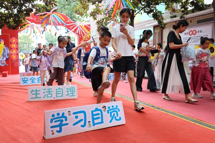 星空体育网址：我市各中小学迎来开学第一天(图3)